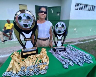 Fátima Araújo entrega premiação de R$5 mil ao Azulão