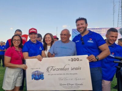 Prefeita Luciana comemora Dia dos Pais com a população e entrega moto zero km em sorteio