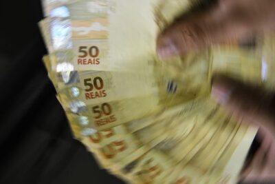 Equipe econômica apresentará a líderes partidários alternativas a IOF