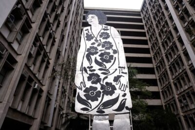 Escultura de Marielle Franco com 11 metros de altura é exposta no Rio