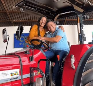 Senadora Eliziane Gama entrega trator e fortalece agricultura familiar na cidade de João Lisboa