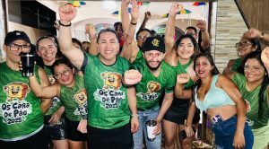 Ao lado do prefeito André da RalpNet, Dr Leonardo Sá participa do bloco Os Cara de Pão e destaca a grandiosidade do evento