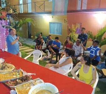 ENXERGANDO OS INVISÍVEIS: Astro de Ogum celebra o Natal ao lado dos assistidos na Casa ForeSer.