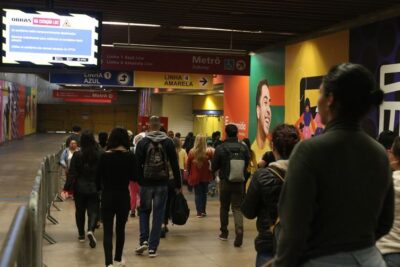 Falha em trem da CPTM lota estações em São Paulo nesta segunda