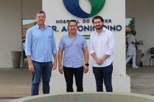 Prefeito André da RalpNet, e secretário de saúde Dr. Eduardo Sá visitam hospital do Câncer Dr. Antônio Dino em Pinheiro nesta quinta-feira