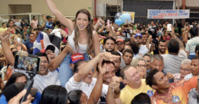Nos braços do povo, Amanda Gentil é ovacionada em Caxias ao lado…
