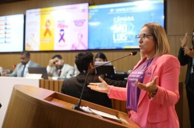 Flávia Berthier discursa contra o feminicídio