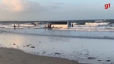 Van fica submersa após ser tomada pela maré em praia do Maranhão