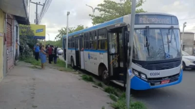 Ônibus quebra e causa congestionamento na avenida dos Franceses