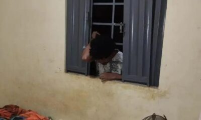 Homem embriagado fica preso em janela do lado de fora de sua residência
