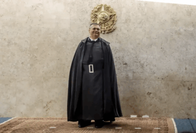 O ‘professor de Deus’ está nu