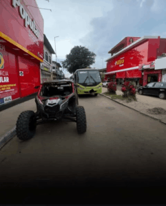 Veiculos mal estacionados no centro de Barreirinhas impedem passagem