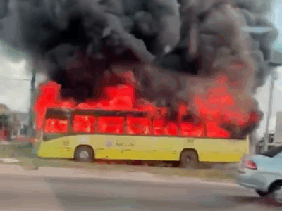 Ônibus pega fogo perto de loja prestes a reabrir após incêndio em São Luís