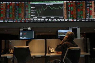 Bolsa atinge máxima histórica com recuo de Lula em pesquisa eleitoral