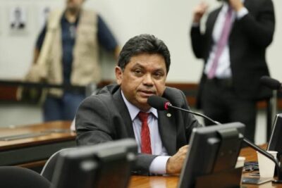 “Ricos são poupados, pobres pagam a conta”, diz Márcio Jerry após corte de R$ 12 bilhões no orçamento