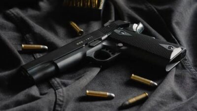 Mais da metade das armas registradas por CACs no Brasil são de uso restrito, diz PF