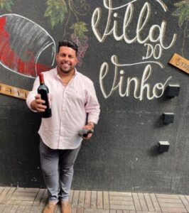 Villa do Vinho Bistrô celebra 12 anos com show de Sampél e Rodízio de Vinhos