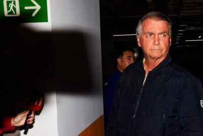 Moraes decreta prisão domiciliar de Jair Bolsonaro; PF faz buscas na casa do ex-presidente