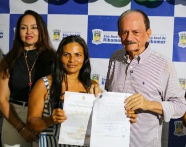 Dr. Julinho entrega registro e títulos de propriedade em Ribamar