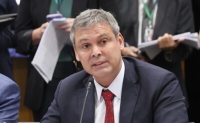 Líder do PT pede suspensão preventiva do mandato de Eduardo Bolsonaro