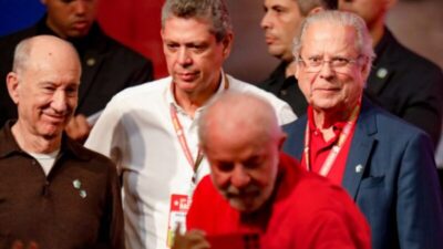 O reflexo da impunidade!!! Lula saúda ex-mensaleiros Delúbio, Zé Dirceu e Vaccari em evento do PT