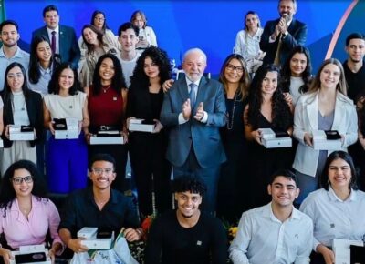 Aluna de Barra do Corda recebe prêmio das mãos do presidente Lula em Brasília