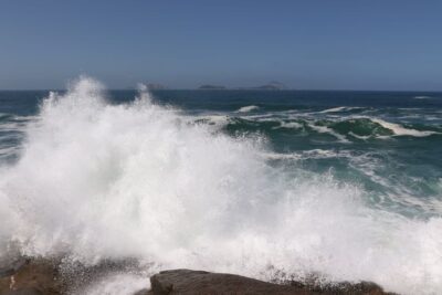 Marinha mantém alerta de ondas fortes no Rio até quinta-feira