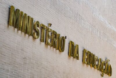 MEC lança curso de 180 horas para professores do ensino médio público