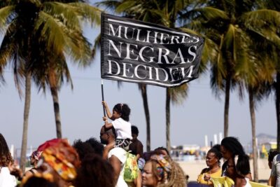 Mulheres negras promovem ato político por justiça social em Copacabana