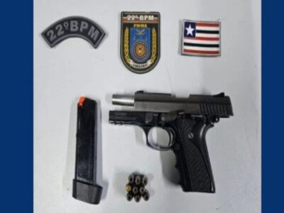 Pistola é encontrada em gancho dentro de provador de loja