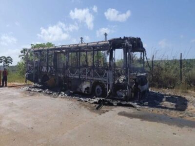 Criminosos ateiam fogo em ônibus na zona rural de São Luís