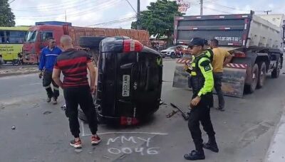 Carro tomba após colisão com caminhão caçamba na Cohab