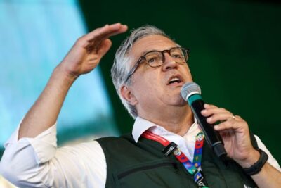 Padilha diz ser “ato covarde” cancelamento de vistos da filha e esposa