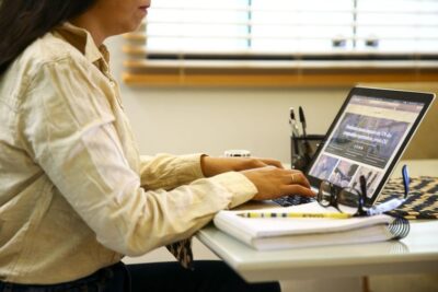 Pesquisa revela condições precárias do trabalho remoto no mundo