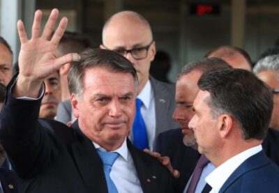 PF cumpre mandados na casa de Jair Bolsonaro, que usará tornozeleira