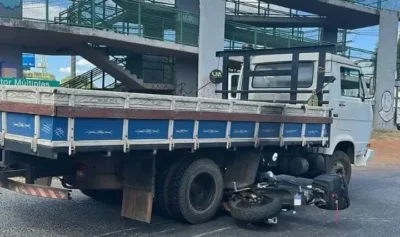 Motocicleta fica presa sob caminhão após colisão no SIA