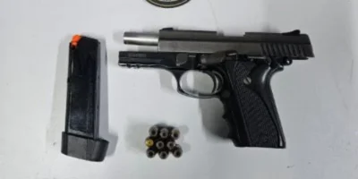 Pistola é encontrada pendurada em provador de roupas de loja no Maiobão