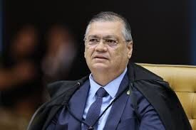 Dino rebate reportagem do Estadão sobre vínculos no MA e diz que esposa não pode ser proibida de trabalhar