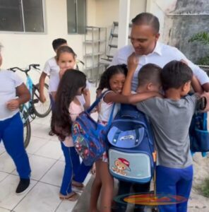 Prefeito de Bacuri faz visita surpresa a Escola, recebe carinho dos alunos e entrega novos fardamentos