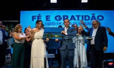 Prefeito Rildo Amaral simboliza entrega da chave da cidade a Jesus Cristo na Igreja Nova Aliança