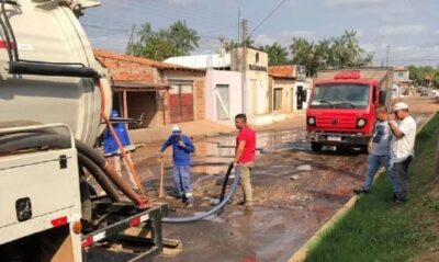 Prefeitura acaba vazamento de água potável que danificava asfalto e deixava o trânsito lento