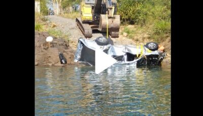 Caminhonete que ficou submersa no rio após a queda da ponte JK é retirada