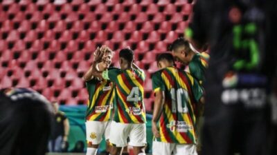 Sampaio vence Pinheiro por 3 a 1 no Castelão e assume liderança