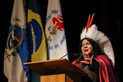 Sonia Guajajara é a primeira indígena doutora honoris causa da Uerj