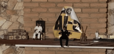 Cartaz com “AI-5” é encontrado na casa de Frederick Wassef, onde Queiroz foi preso