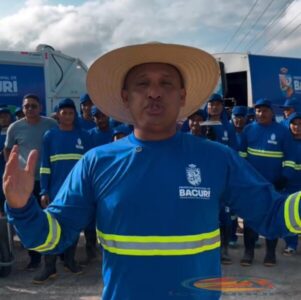 Vestido de gari, prefeito de Bacuri faz mutirão de limpeza pela cidade
