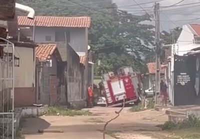 Caminhão do Corpo de Bombeiros fica preso em buraco e atrasa combate a incêndio em Imperatriz