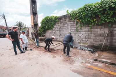 Após pedido de reforma completa da ponte, Octávio Soeiro realiza concretagem com recursos próprios em calçadão do Pirapora