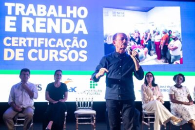 Dr. Julinho entrega certificados e reforça compromisso com geração de emprego e renda