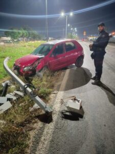 Carro desgovernado destrói sinalização eletrônica na BR-135, em São Luís